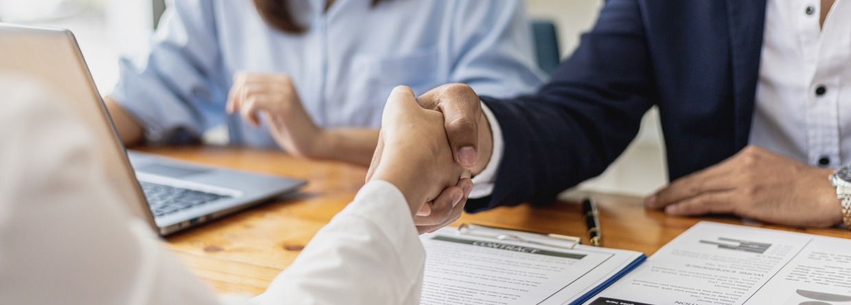 Managers en sollicitanten schudden elkaar de hand na het sollicitatiegesprek