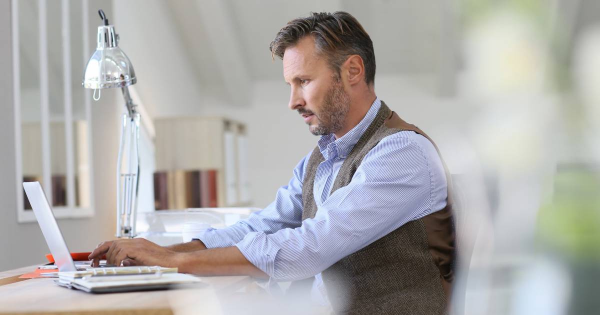 Man achter zijn laptop